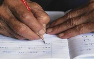 Se buscan voluntarios para enseñar a leer y escribir en talleres