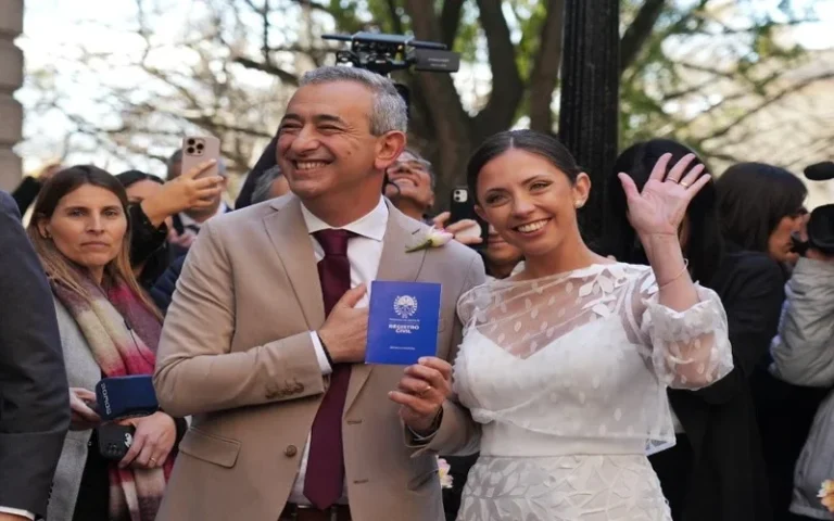 Se casaron en el pasaje Luetich el intendente Pablo Javkin y Luisina Fruci