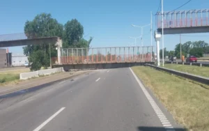 Imagen del puente peatonal caído en Circunvalación en Rosario
