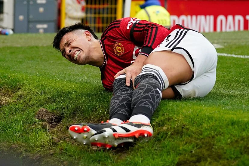 El defensor de la selección y del Manchester United debió abandonar el partido ante el West Ham por un fuerte dolor en su rodilla. 