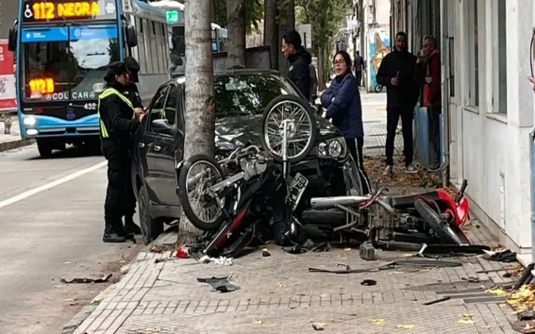 Se descompensó mientras manejaba un auto y embistió a dos motos estacionadas