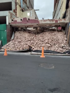 Se desmoronaron escombros en pleno centro de la ciudad