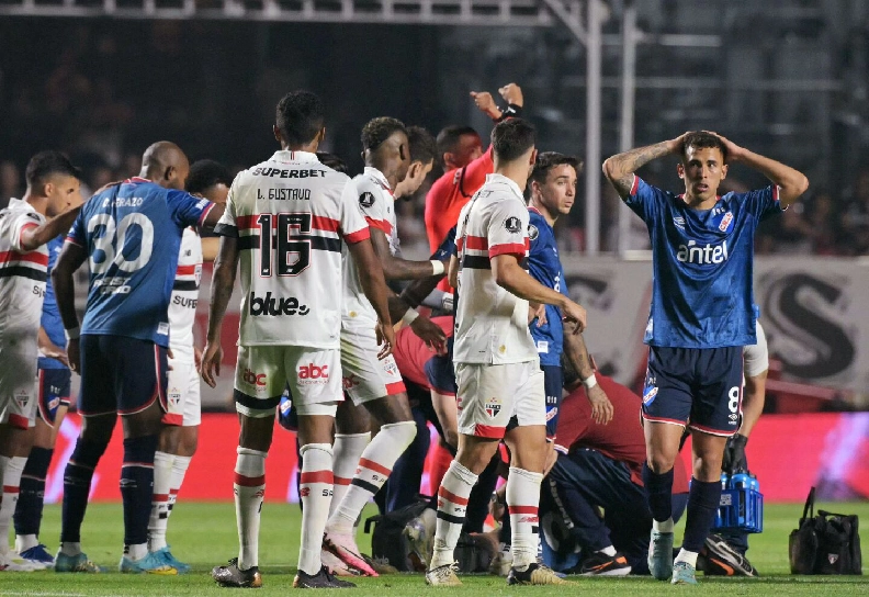 Por el partido de vuelta de los octavos de la Libertadores entre uruguayos y brasileños, Juan Izquierdo debió ser trasladado por una ambulancia a un hospital.