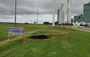 Se hundió un sector del terreno frente al Barquito de papel
