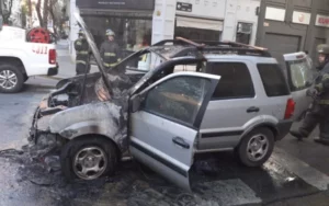 Se incendió un auto en Balcarce y San Juan