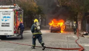 automóvil se incendió en San Luis y Cafferata