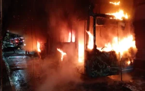 incendio de un colectivo en Rosario
