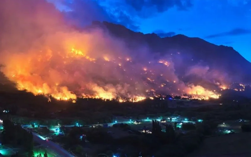 Epuyén: se reactivaron focos de incendio y el fuego avanza.