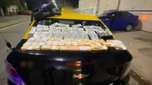 Detienen a una pareja que viajaba con millones de pesos en un taxi