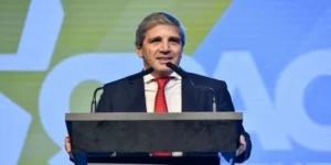 Según Luis Caputo, la inflación en 2025 estará "en torno al 20%"