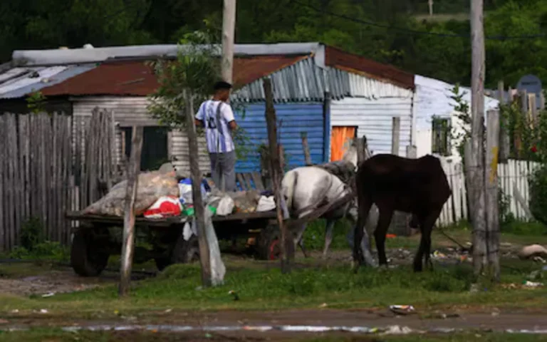 Según un nuevo informe nacional, la pobreza bajó al 31,8%