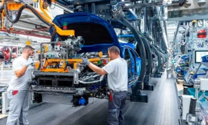 Automotrices paralizan su producción por la caída del consumo