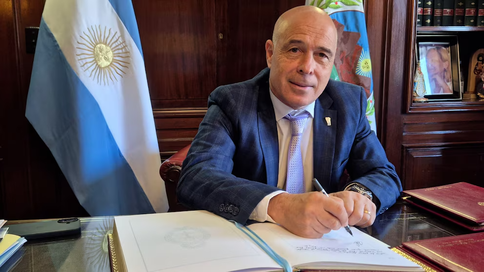Senador libertario asume el Ejecutivo por ausencia de Milei y Villarruel.
