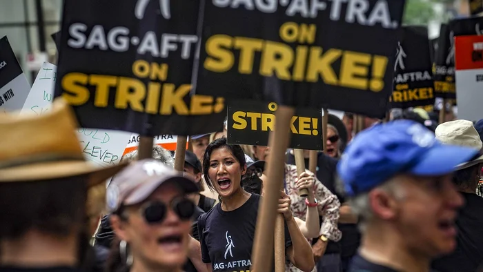 Si bien hubo un acercamiento entre la WGA y la AMPTP, el conflicto no se soluciona y la medida de fuerza ya lleva más de tres meses. 