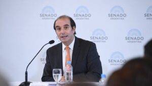Sin respaldo político ni judicial, García Mansilla tambalea en la Corte.