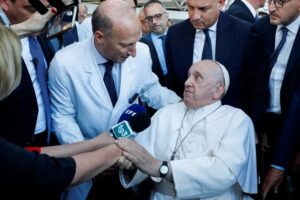 El papa Francisco recibió el alta