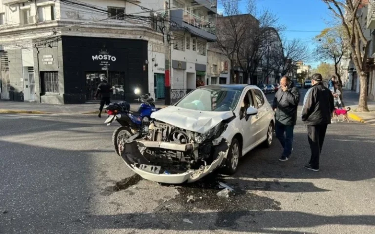 Choque entre dos autos en barrio Abasto