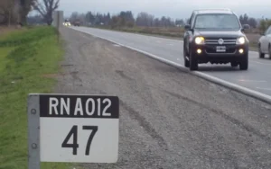 Patrullero y servicios de emergencia en la ruta A012 en Roldán