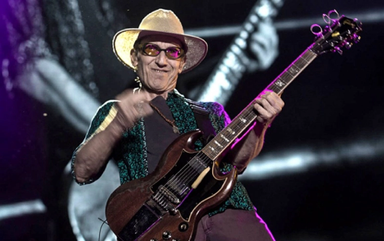 Skay Beilinson, ex guitarrista de Los Redonditos de Ricota, regresa a la ciudad con su banda para repasar todos sus éxitos en el Salón Metropolitano.