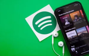 Interfaz de Spotify en un teléfono celular