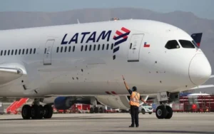 Sturzenegger aseguró que Latam volverá a volar en Argentina