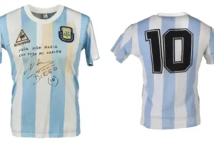 Subastan camiseta de Maradona en más de un millón de dólares.