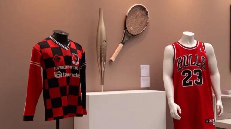 En París, subastarán una camiseta que usó Messi en las inferiores de Newell's