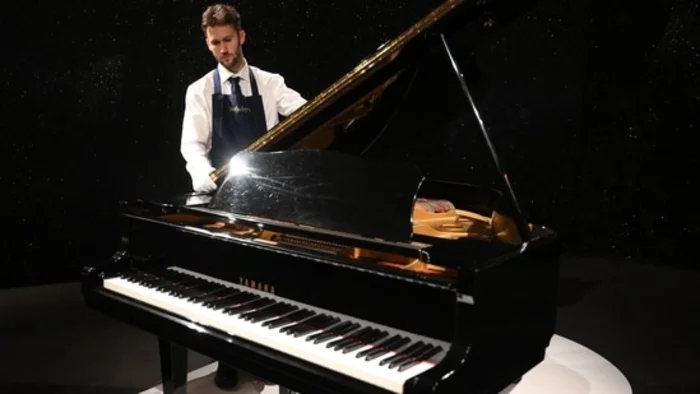 La prestigiosa casa Sotheby's puso a la venta una gran cantidad de pertenencias del cantante de Queen. El piano Yamaha utilizado por el británico fue uno de los ítems más cotizados.  