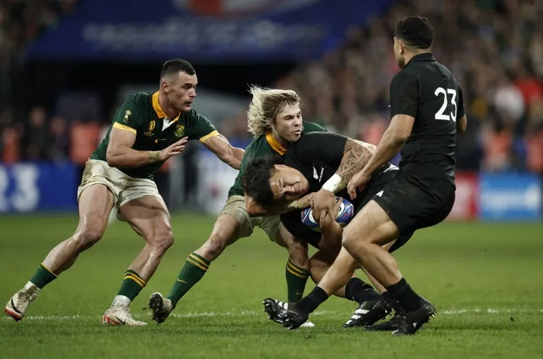 Los "Springboks" derrotaron en la final a los All Blacks por apenas 12-11 en París y consiguieron su cuarto título del mundo, convirtiéndose en la selección más ganadora. 