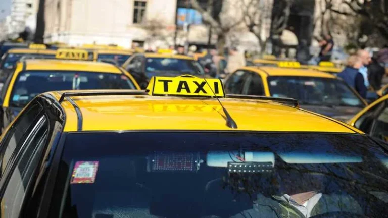 Sugieren implementar publicidad en los taxis de Rosario