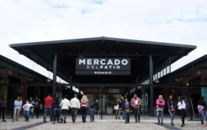 El Mercado del Patio se prepara para una nueva edición de "Sunset en el Mercado", una propuesta ideal para cerrar la semana con buena música, gastronomía y aire libre en pleno corazón de Rosario.