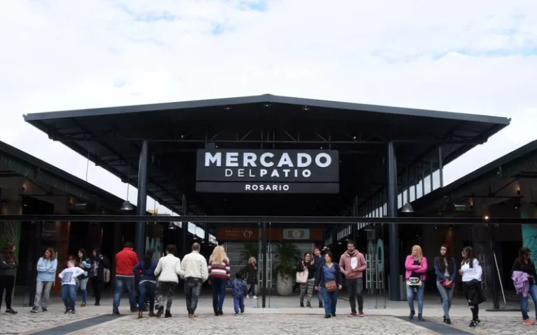 El Mercado del Patio se prepara para una nueva edición de "Sunset en el Mercado", una propuesta ideal para cerrar la semana con buena música, gastronomía y aire libre en pleno corazón de Rosario.