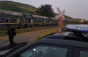 Patrullero y móviles en un paso a nivel tras un siniestro vial