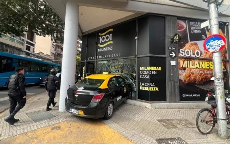 Taxista perdió el control y se incrustó en un local de Rosario