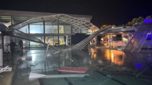 Temporal en Buenos Aires dejó techos volados y cortes de luz.