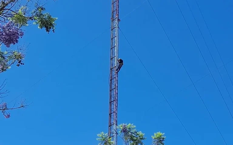 Tensión en Oroño y 3 de Febrero por un hombre que subió a la antena de la EPE