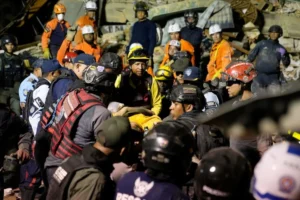 Equipos de salud trabajan tras los terremotos en Venezuela