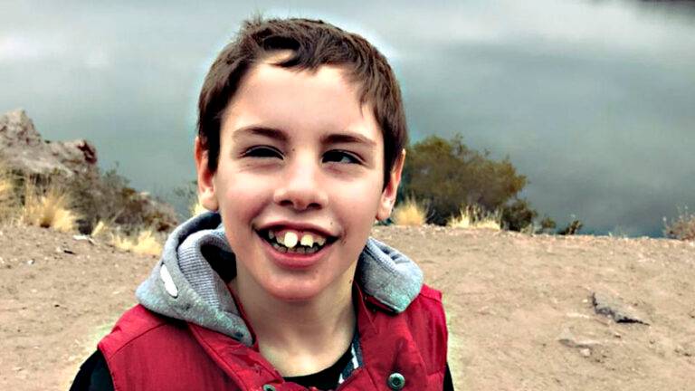 Tiene 10 años y parálisis cerebral, su familia busca ayuda para tratamiento.