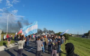 La protesta llevada a cabo por los trabajadores impedía la circulación normal y los conductores debían desviar. “Sin empleo no se puede defender la industria” aseguraron.