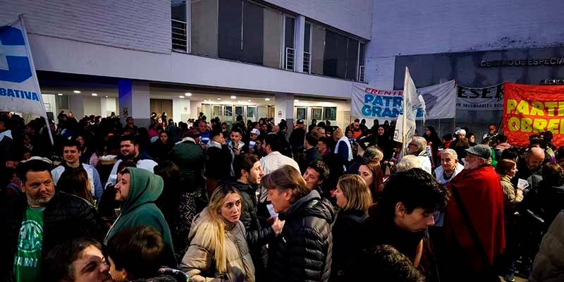 Trabajadores de la salud marcharon contra el recorte de derechos laborales.