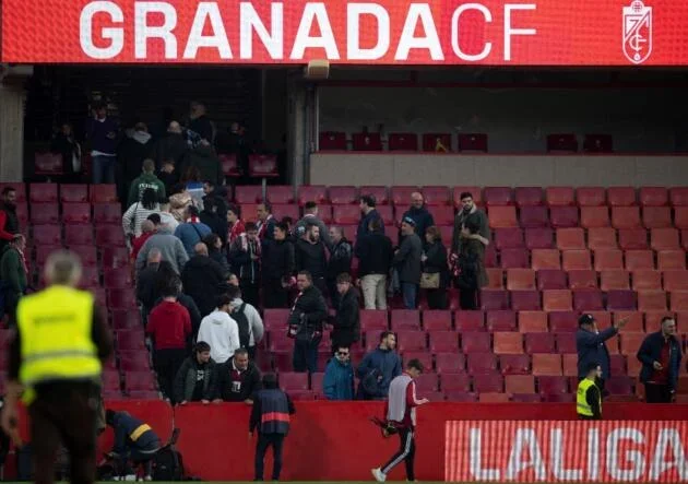 Fue en el encuentro entre Granada y Athletic Bilbao por la fecha 16 de la Liga local de ese país. El aficionado tenía 64 años.