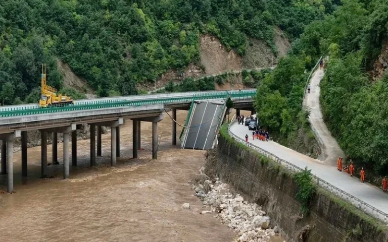 Trágico derrumbe de un puente en China