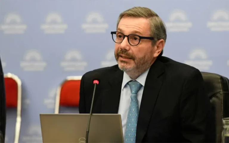 Tras desmentir una reforma previsional, Milei echó al titular de la Anses