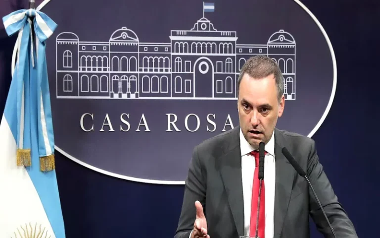 Tras el rechazo de Diputados a los vetos de Milei, Manuel Adorni consideró que "la irresponsabilidad se financia con mayores impuestos"