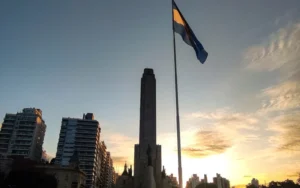 Tras ocho meses de ausencia vuelve la bandera al mástil mayor del Monumento