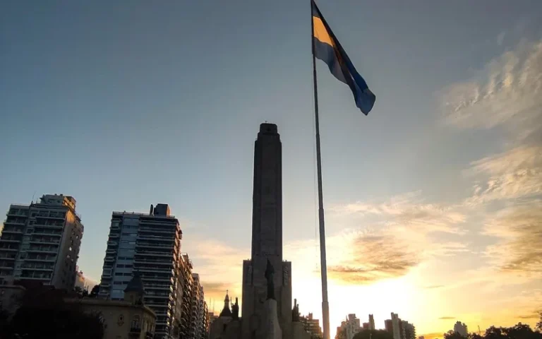 Tras ocho meses de ausencia vuelve la bandera al mástil mayor del Monumento