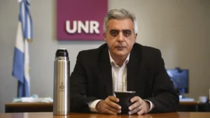 Rector de la UNR desmintió tener un chofer personal