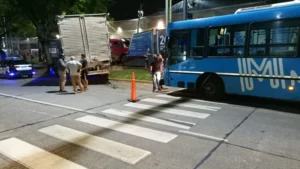 choque entre camión y colectivo
