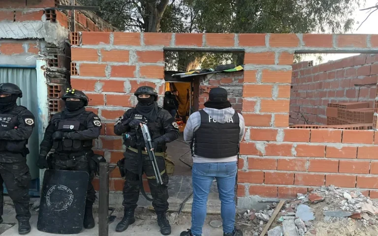 Tres detenidos en múltiples allanamientos por venta de drogas y conflicto entre bandas en zona oeste de Rosario