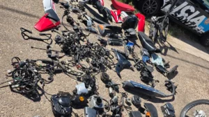 Tres detenidos por vender partes de motos robadas en zona oeste